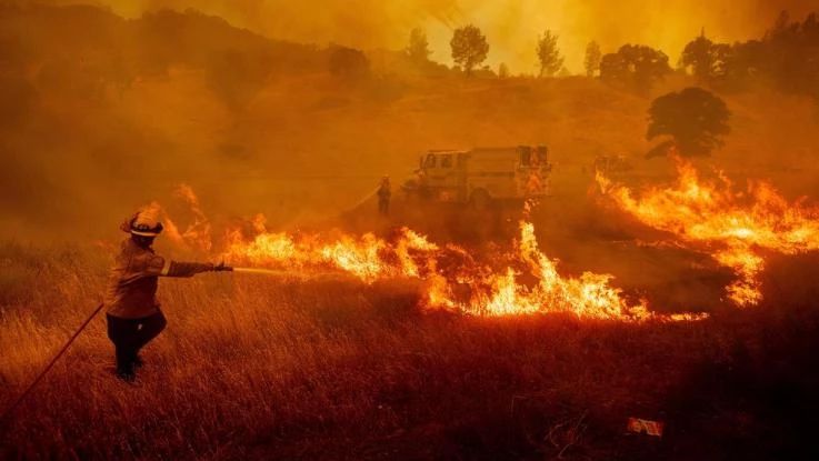Μεγάλη πυρκαγιά έκαψε σπίτια στο Λος Άντζελες – Επεκτείνεται στην Καλιφόρνια